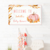 リトルカボチャがピンクの歓迎バナーの途中にある 横断幕 (インサイチュ)