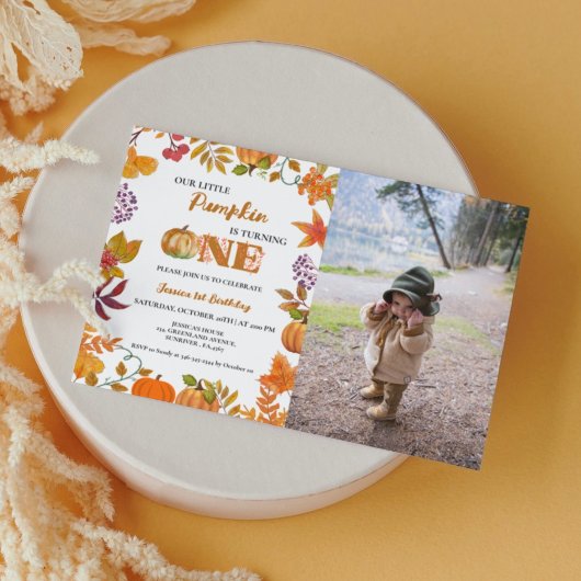 リトルカボチャが1人の女の子を1日の誕生日に回している 招待状