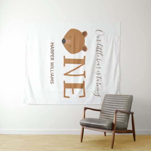 リトルクマかわいい動物1頭誕生日 タペストリー (インサイチュ(横))