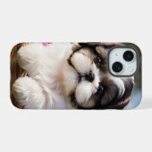 リトルシーズー（犬）子犬かご花 iPhone 15ケース (裏面横)
