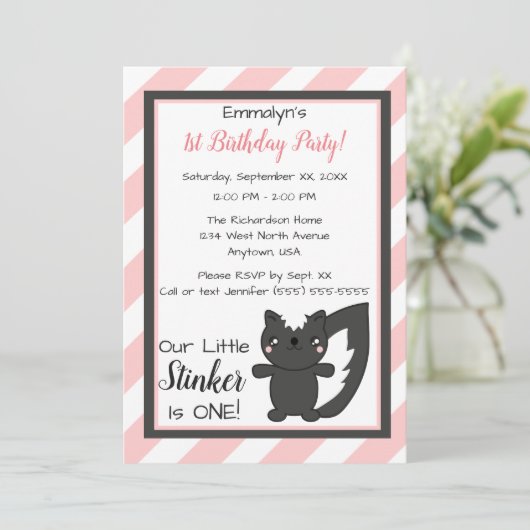 リトルスティンカーピンクストライプ誕生日スカンクファースト 招待状 (スタンド正面)