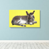 リトルチョコレートロバベビーフォールの敷設 キャンバスプリント (インサイチュ (ウッドフロア))