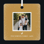 リトルトインデアシンプルーの雪の結晶フォトオーチャー メタルオーナメント<br><div class="desc">クリスマスの木を記念写真オーナメントで飾れ！このデザインは、あなたの家族の愛最高のらしいトナカイを特徴として、私たちのカップルの写真は柔らかい雪の花で囲まれ、あなたの家族の名前のための宇宙。裏面はメッセージの余地がパーソナライズされたある。色は写真のパレットに完全に一致するように編集可能である。任意の色</div>