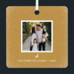 リトルトインデアシンプルーの雪の結晶フォトオーチャー メタルオーナメント<br><div class="desc">クリスマスの木を記念写真オーナメントで飾れ!このデザインは、あなたの家族の愛最高のらしいトナカイを特徴として、私たちのカップルの写真は柔らかい雪の花で囲まれ、あなたの家族の名前のための宇宙。裏面はメッセージの余地がパーソナライズされたある。色は写真のパレットに完全に一致するように編集可能である。任意の色</div>