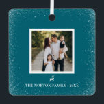 リトルトナイシンプルア雪の結晶カスタム写真 メタルオーナメント<br><div class="desc">クリスマスの木を記念写真オーナメントで飾れ！このデザインは、あなたの家族の愛最高のらしいトナカイを特徴として、私たちのカップルの写真は柔らかい雪の花で囲まれ、あなたの家族の名前のための宇宙。裏面はメッセージの余地がパーソナライズされたある。色は写真のパレットに完全に一致するように編集可能</div>