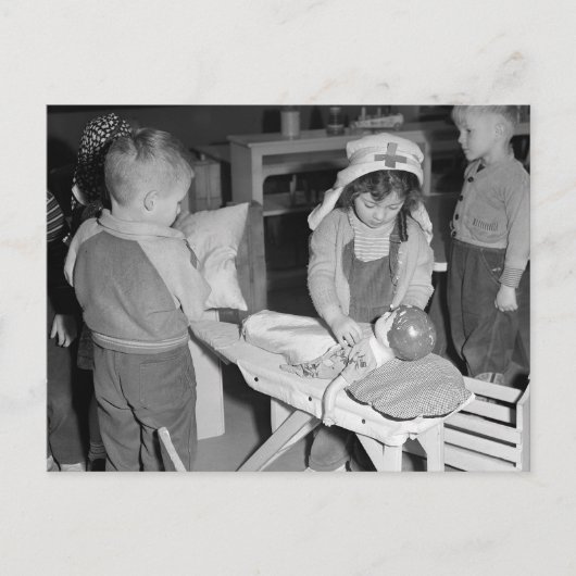 リトルナース, 1943 ポストカード (正面)