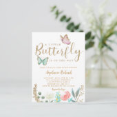 リトルバタフライは彼女の方法で金ゴールド赤ちゃんシャワー インビテーションポストカード (スタンド正面)