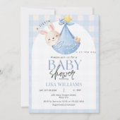 リトルバニーが途中の少年イースターの赤ちゃんシャワー 招待状 (正面)