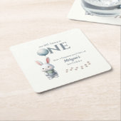 リトルバニーが1ブルーボーイズ1歳の誕生日を飾る スクエアペーパーコースター (アングル)