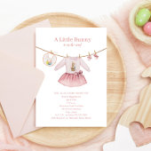 リトルバニーイースターピンクの女の子服ベビーシャワー 招待状