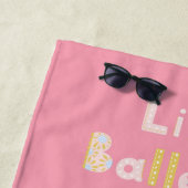 リトルバレリーナピンクバレエ女子の名前 ビーチタオル (インサイチュ)