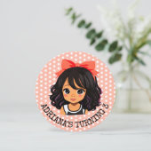 リトルパーソナライズされたマンガールコーラル誕生日 招待状 (スタンド正面)