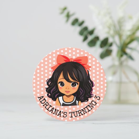 リトルパーソナライズされたマンガールコーラル誕生日 招待状 (スタンド正面)