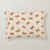 リトルブラウン馬 – サーモンピンク。 アクセントクッション (正面)