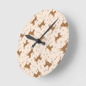 リトルブラウン馬 – サーモンピンク。 ラウンド壁時計 (傾斜)