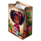 リトルブラックの少女が贈り物を開く ミディアムペーパーバッグ (裏面アングル)