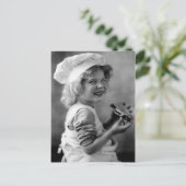 リトルベイカー食べガールのパイ ポストカード (スタンド正面)