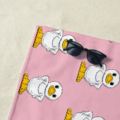 リトルホワイトアヒル立ちサンダー_コーブ ビーチタオル (インサイチュ)