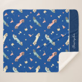 リトルボーイレーシングカーの水色パターン青 シェルパブランケット (正面(横))