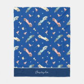 リトルボーイレーシングカーの水色パターン青 フリースブランケット (正面)