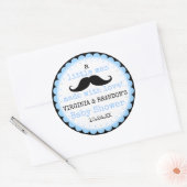 リトルマンムスタヒブルーベビーシャワーゲストのお願い ラウンドシール (封筒)