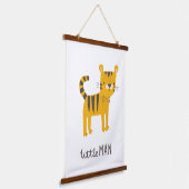 リトルマン |タイガーボウタイ 吊り下げ型タペストリー (傾斜あり)