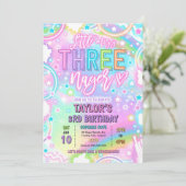 リトルミス・スリーネイジ ネオン レインボー 3歳の誕生日 招待状 (スタンド正面)