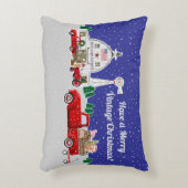 リトルレッドトラックとアンティークホワイトバーン アクセントクッション (正面(垂直))