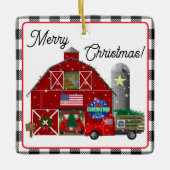 リトルレッドトラッククリスマスツリーファームと納屋 セラミックオーナメント (正面)