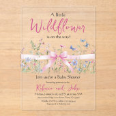 リトルワイルドフラワーフローラガールピンクボウ赤ちゃんシャワー アクリル招待状 (正面)
