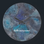 リトル宇宙飛行士宇宙 ラージ壁時計<br><div class="desc">このインスパイア宇宙をテーマにした時計は、星や惑星が満ち絵を描た手の銀河系を搭載し、あなたの人生の宇宙や科学の愛好家。「リトル宇宙飛行士」という言葉を特集。文字は完全にカスタマイズ可能パーセルスタジオからのコレクションの一部。</div>