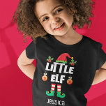 リトル小妖精や小人ファミリー一致のクリスマスの衣装の名前 Tシャツ<br><div class="desc">このおもしろいリトル小妖精や小人のTシャツで休日の精神に入る一致する家族の小妖精や小人衣装コレクションの一部である家族の任意のメンバーのためのギフトを含む。クリスマスの家族の懇親会や家族に合わせたパジャマとして最適なTシャツは、白いオールキャップフォントにキャプション"リトル小妖精や小人"を付け、かわいい小妖精や小人の帽子と脚を備えモダンる。シャツは子供の名前で簡単にカスタマイズできる。</div>