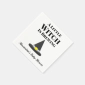 リトル・ウィッチはハロウィーン妊娠を醸造している スタンダードカクテルナプキン (角)