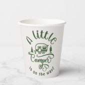リトル・キャンパーはミニマリストのグリーンに向かっている 紙コップ (正面)