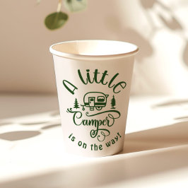 リトル・キャンパーはミニマリストのグリーンに向かっている 紙コップ