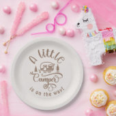 リトル・キャンパーはミニマリスト・ブラウンの途中にある ペーパープレート (パーティー)