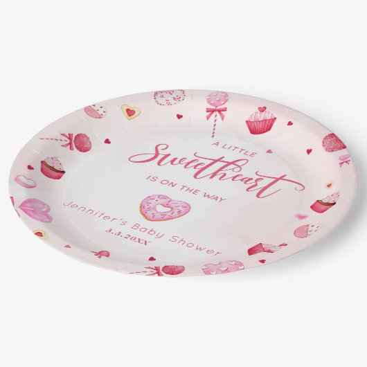 リトル・スウィートは赤ちゃんシャワーの途中にある ペーパープレート (アングル)