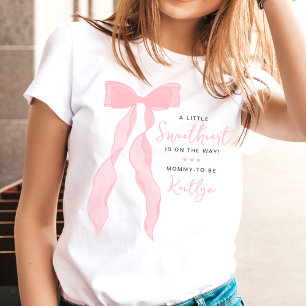 リトル・スウィートハート エレガントなピンクのリボン ベビーシャワー Tシャツ