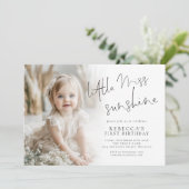 リトル ミス サンシャイン フォトオーバーレイ 1歳の誕生日 招待状 (スタンド正面)