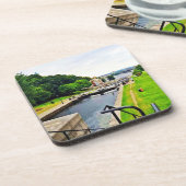 リドー運河の水路。買今 コースター (左側)