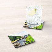 リドー運河の水路。買今 コースター (右側)