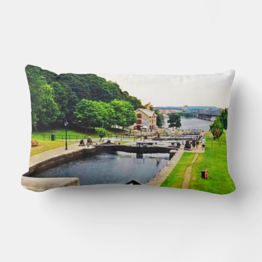 リドー運河の水路。買今 ランバークッション (正面)