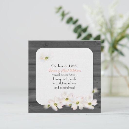 リニューアルを誓う – 柔らかいフローラの花束を持つ黒い木材 招待状 (スタンド正面)