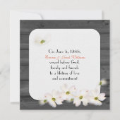 リニューアルを誓う – 柔らかいフローラの花束を持つ黒い木材 招待状 (正面)