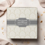 リネンベージュと木炭ダマスク柄 ラッピングペーパー<br><div class="desc">ヴィンテージ結婚パターンとニュートラルカラーを使用する多くのアイテムのコレクション。春や夏の色や様々なオプションがこのセットで見られる。</div>