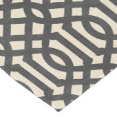 リネンベージュと炭のトレリモダンス ショートテーブルランナー (コーナー)