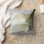 リネン装飾用クッションの白いオランダカイウユリ クッション (ブランケット)