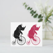 リノがオールドファッションバイクに乗る ポストカード (スタンド正面)