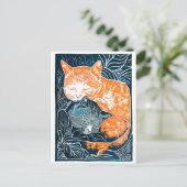 リノカットの黒と赤の猫が茂みの中で抱き締め ポストカード (スタンド正面)