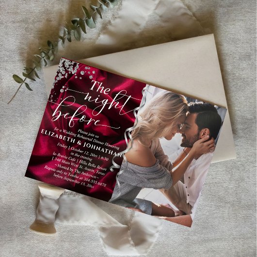 リハーサルディナーの前の夜にバーガンディーシルク 招待状